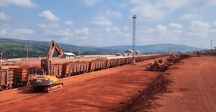 320,000 Tonnes! Yantai Port of Shandong Port Group Sets New Global Record for Bauxite Single-Vessel 
